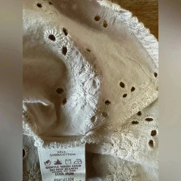 Hem and Thread eyelet top - Picture 7 of 8